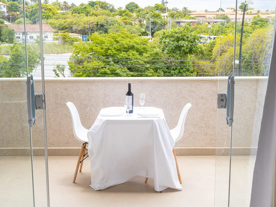 Varanda com mesa posta